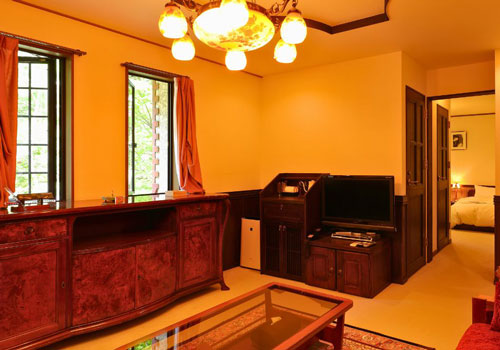 アンティーク家具を配したE room