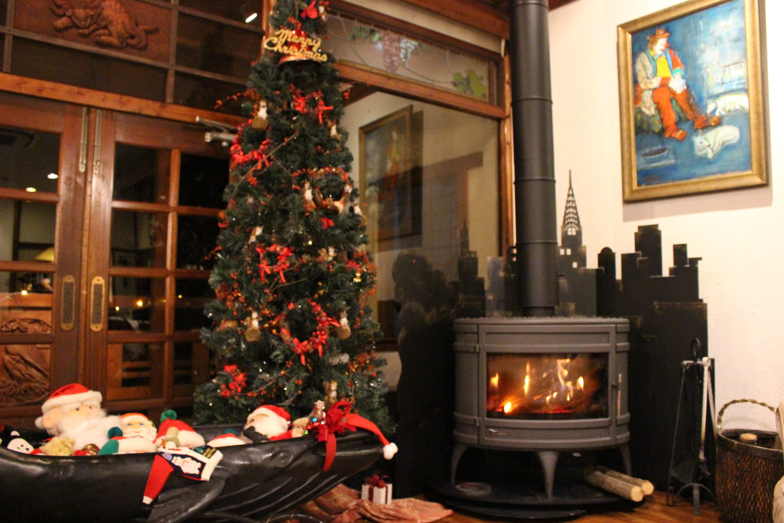 12 26まで クリスマス一色 暖炉に火が灯りました 公式 秩父 長瀞の宿 セラヴィ